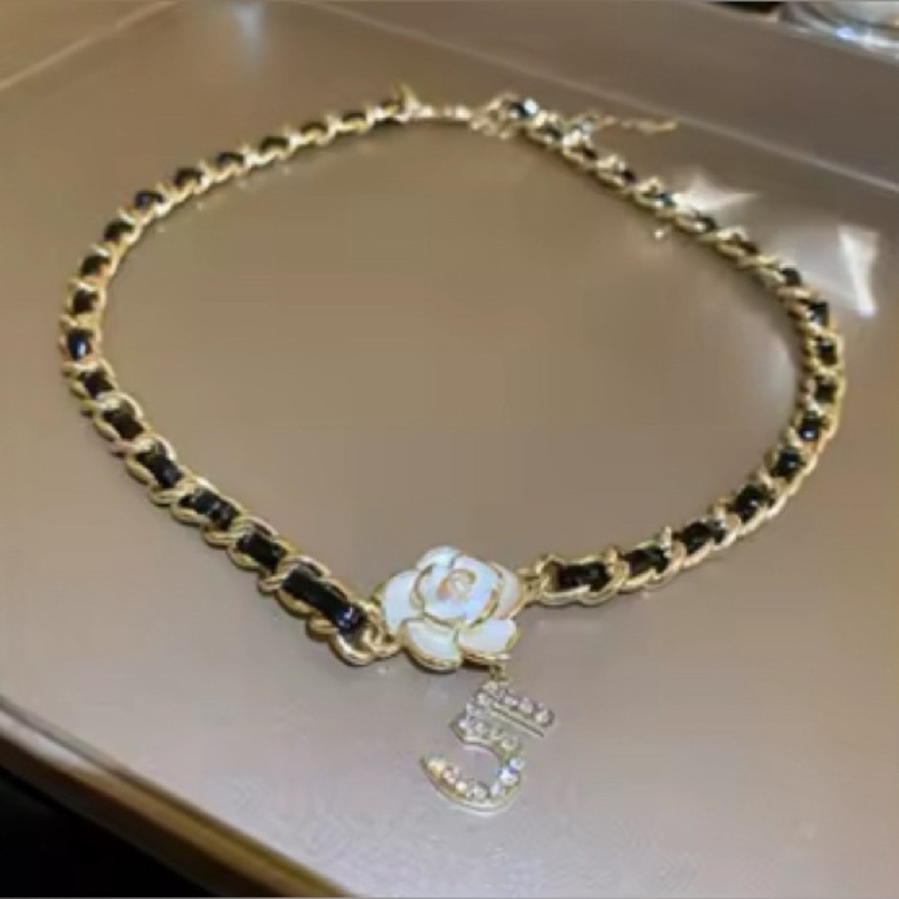 High Fashion Beautiful #5 Rose Rhinestone 🌹 Necklace